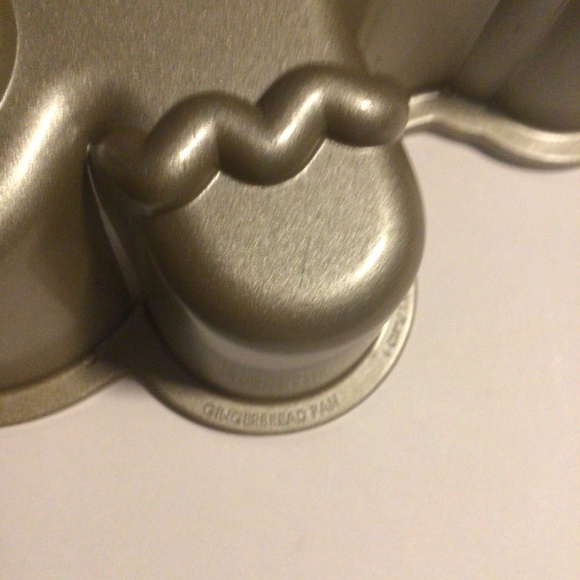 Nordic Ware Cast Aluminum 6 Cup Gingerbread Cake Pan - Picture 4 of 6